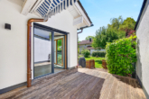 Terrasse und Garten - ELW - Wohnen & Vermieten: EFH + Einliegerwohnung mit Garten | 3,57% Rendite | Vagen | Bezugsfrei